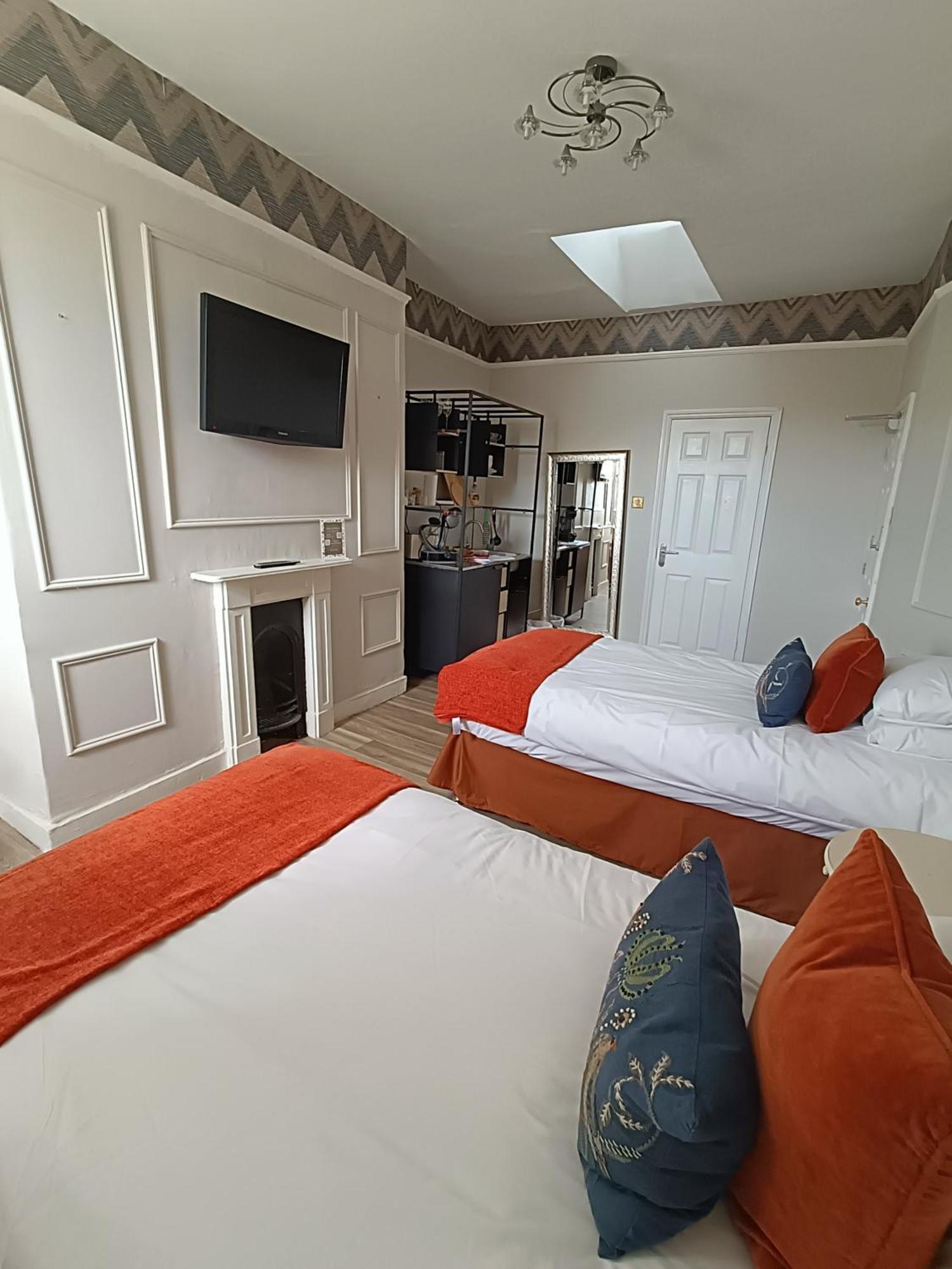 Rooms On The Prom Cheltenham Bagian luar foto