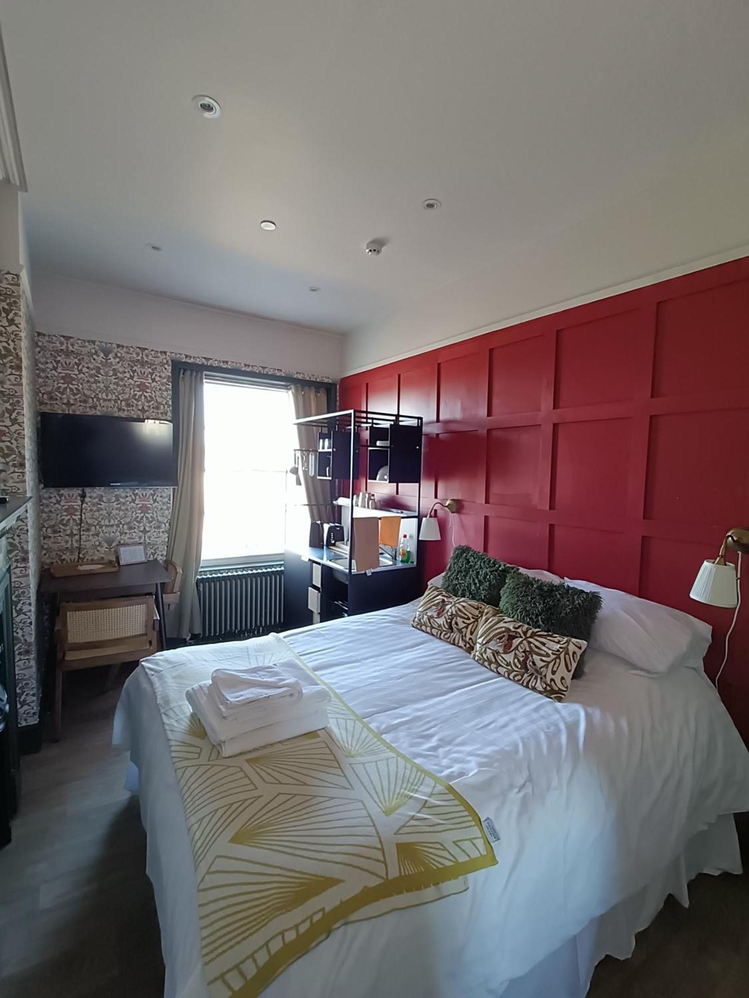 Rooms On The Prom Cheltenham Bagian luar foto