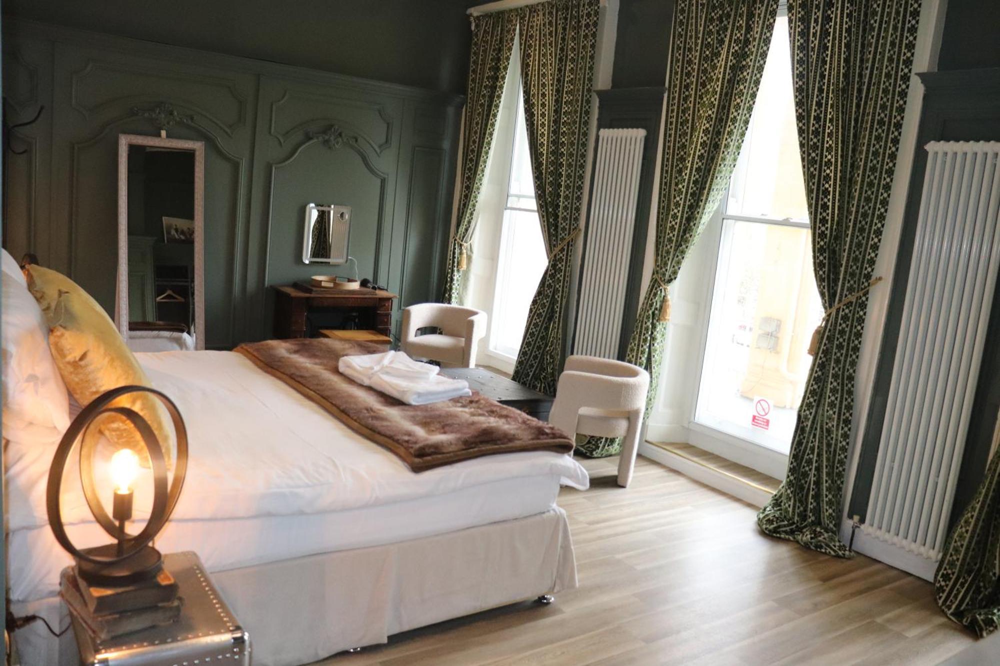 Rooms On The Prom Cheltenham Bagian luar foto