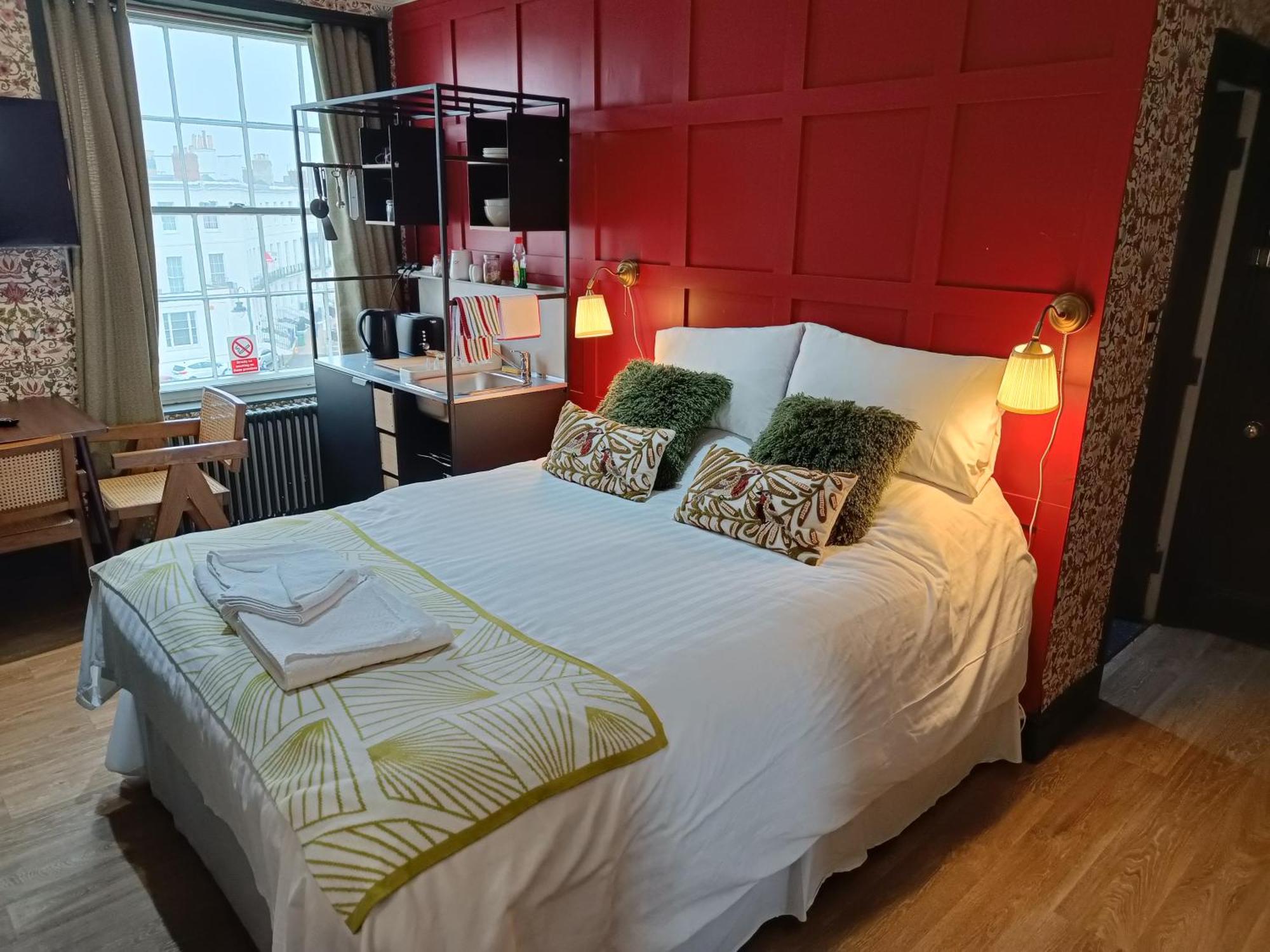 Rooms On The Prom Cheltenham Bagian luar foto