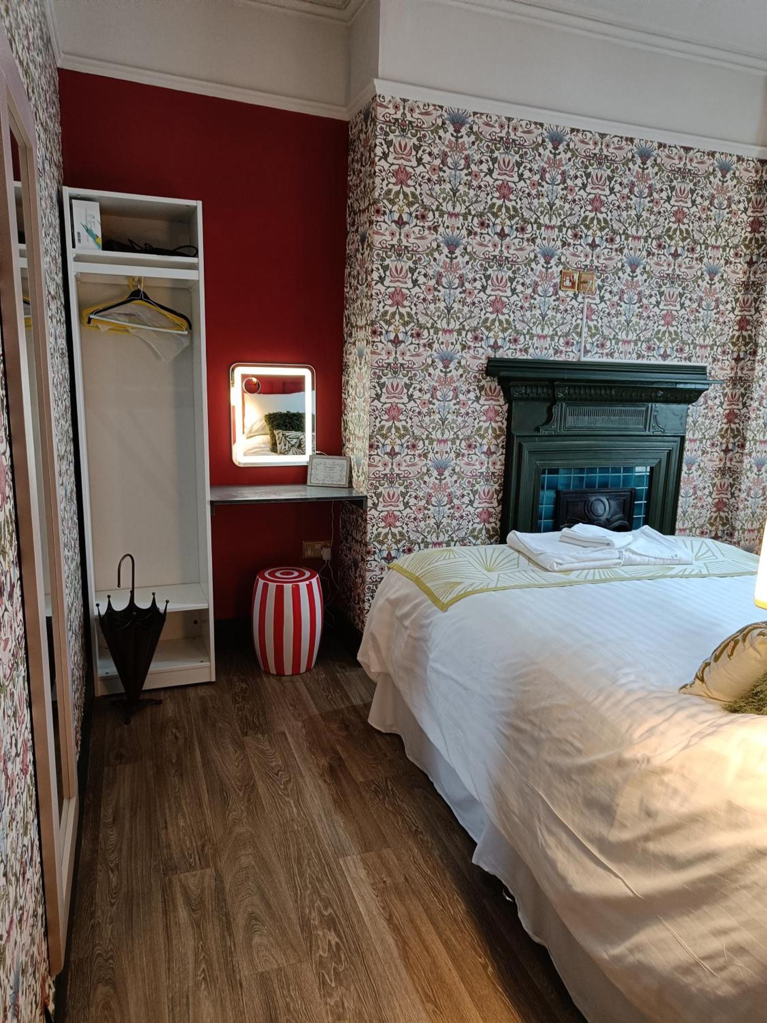 Rooms On The Prom Cheltenham Bagian luar foto