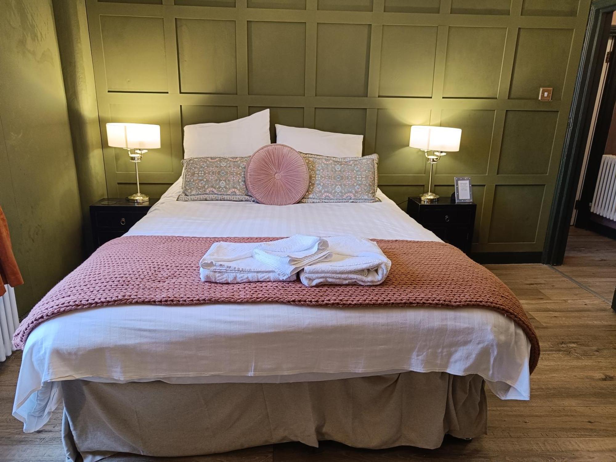Rooms On The Prom Cheltenham Bagian luar foto